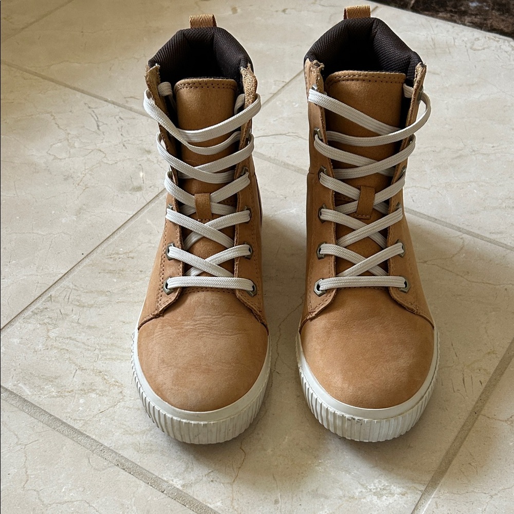 Timberland Women's Tan High-Top Sneakers